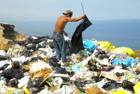 اللصوص يسرقون ويتلفون حاويات لجمع الأزبال بطنجة 