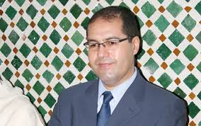 والي  البيضاء ينجح في إقناع أرباب النقل بتأجيل الإضراب