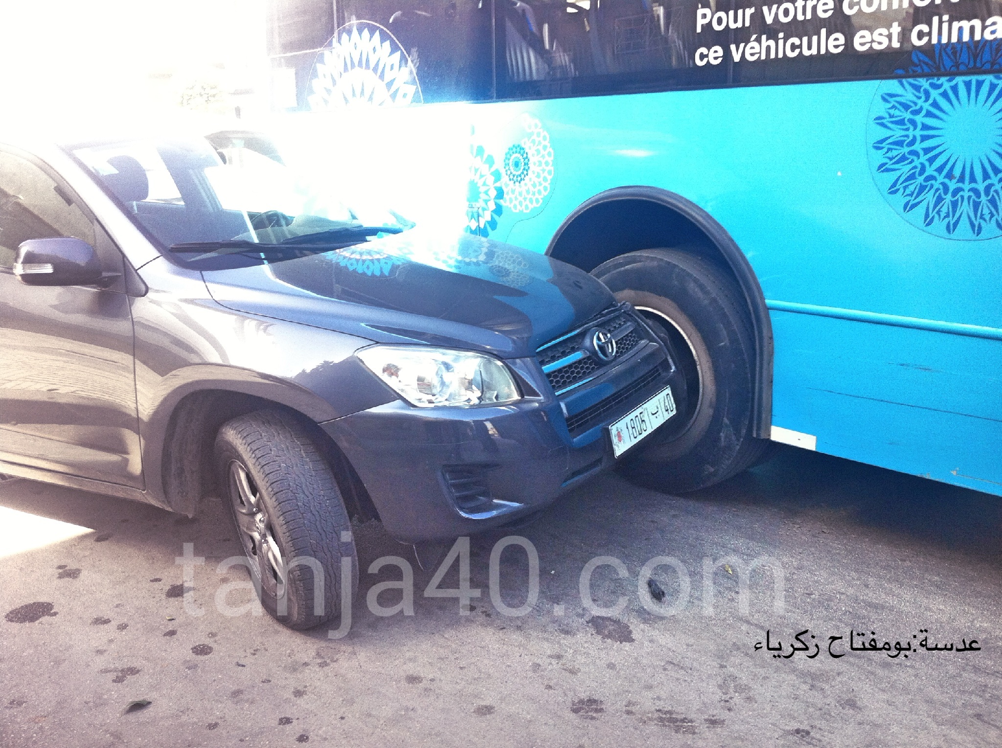 حادثة سير بين سيارة وحافلة بشارع ادريسية بطنجة