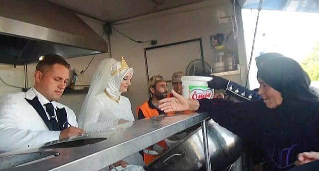 صور لزوجان تركيان يتبرعان بمصاريف زفافهما للاجئين السوريين 