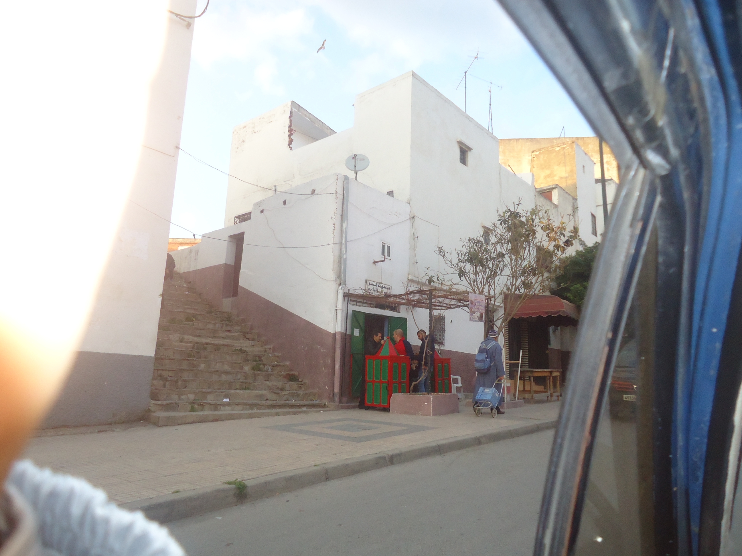                الإجهاز على ممر عمومي لبناء محل تجاري بتطوان !؟ 