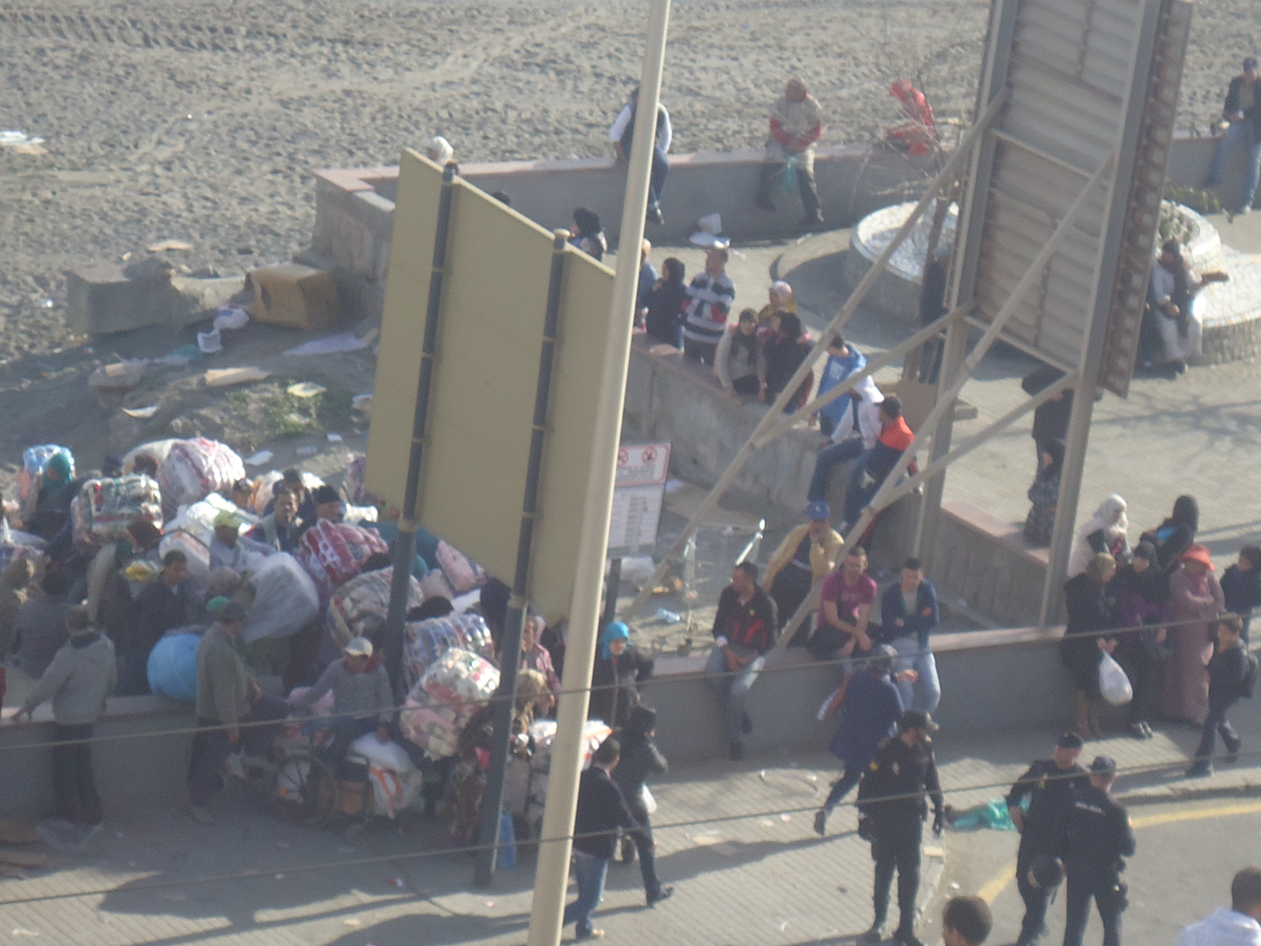                          تطوان (باب سبتة): نساء التهريب بسبتة المحتلة يبتن في العراء ويتعرضن للاذلال وخدش الكرامة الانسانية؟!