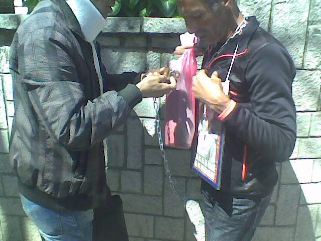 طنجة : رئيس المنطقة الثانية للأمن ينجح في إقناع مواطن بفك نفسه من السلاسل  !؟