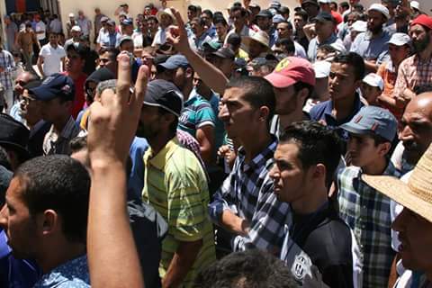 الحقوقيون بإمزورن في وقفة احتجاجية ضد رئيس جماعة تسبب في وفاة سيدة ؟