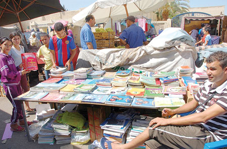 الكتب المستعملة ملاذ محدودي الدخل لتأمين عودة أبنائهم للمدرسة