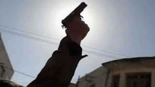 شرطي في الحسيمة يضطر لاستعمال سلاحه الوظيفي للقبض على سكارى مسلحين بالسلاح الأبيض
