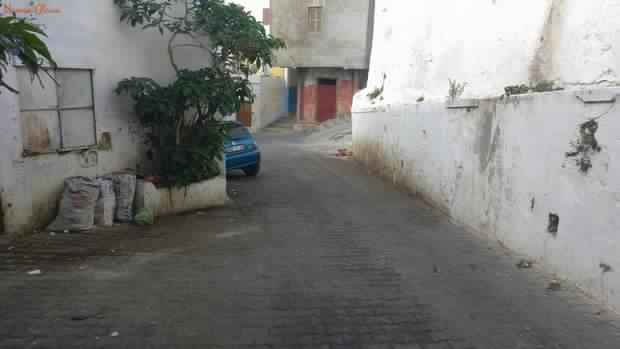 الأوساخ والأزبال تعترض مسارات السياح في المدينة العتيقة بطنجة