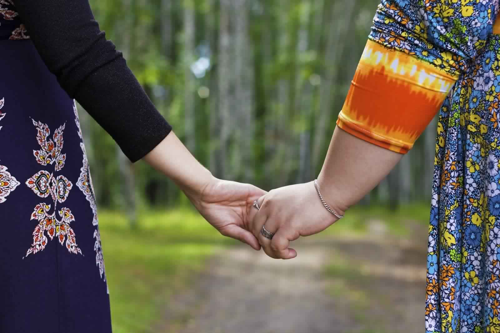 لكسبريس :  مِثليون يتبادلون القُبل قبل الصلاة !؟