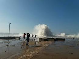  علو الموج يضرب السواحل بين الرباط وطانطان !؟