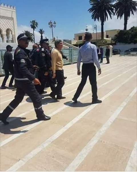 توقيف شخص مختل يعتلي منبر مسجد حسان وبحوزته سلاحين أبيضين !؟