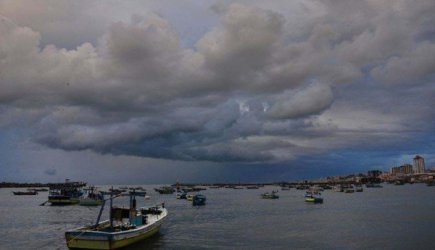 سحب كثيفة مع نزول أمطار متفرقة !