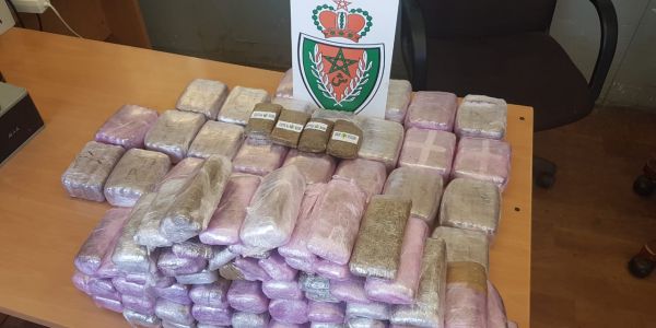 عناصر الأمن الوطني بباب سبتة تحجز 27 كيلوغراما من المخدرات بحوزة سائق مرفوقا بزوجته وطفليه (+الصور)