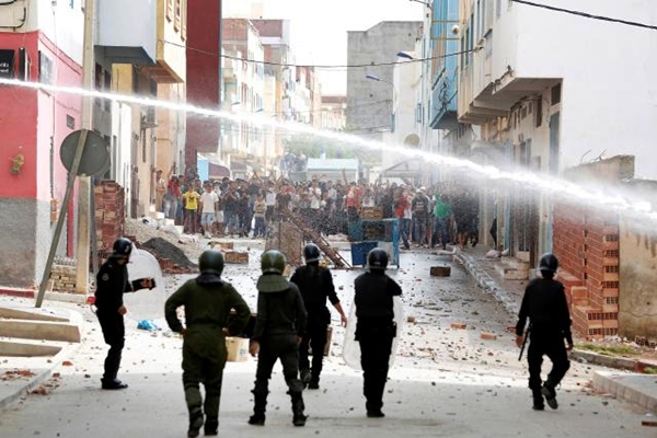 اعتقال 16 شخصا وإصابات في صفوف الأمن بعد تجدد المواجھات في الحسيمة