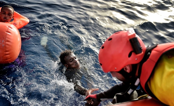 البحرية الملكية تنقذ 25 مهاجرا إفريقيا قبالة سواحل الحسيمة