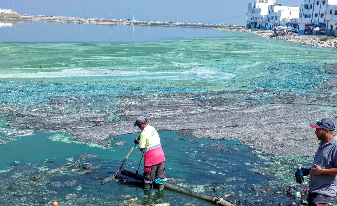 في ذروة الموسم السياحي.. مرتيل تتنفس روائح الواد الحار الكريهة