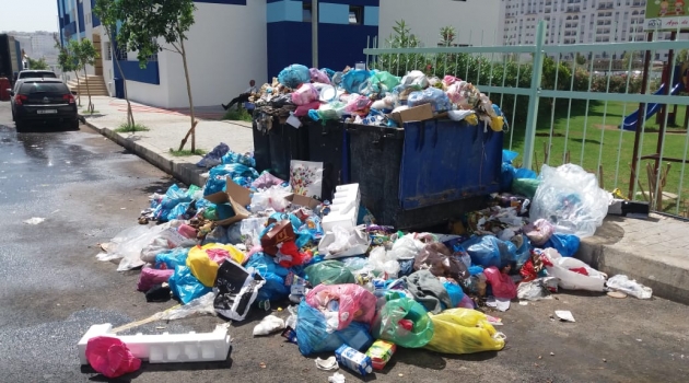 مجمعات سكنية بطنجة المدينة تشتكي تراكم الازبال ونقص الحاويات