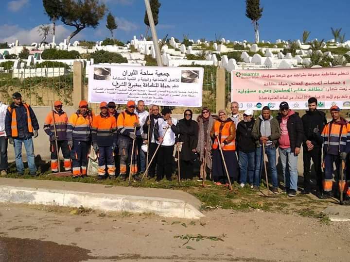 طنجة : فاعلون جمعويون في حملة تنظيف لمقبرة الشرف  