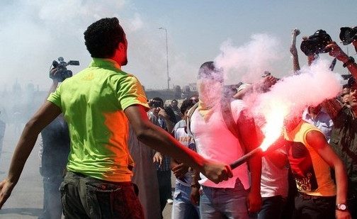 البيضاء  : توقيف 22 شخصا من مشجعي الوداد والجيش على خلفية حيازة شهب نارية وأسلحة بيضاء  ؟!