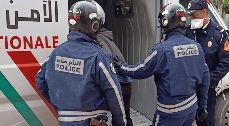 طنجة :  اصطدام متعمد بين سيارتين للنقل المزدوج والأمن يعتقل السائقين