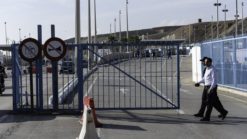 الجريدة الرسمية الإسبانية تنشر قرارين وزاريين بشأن إعادة فتح معبري سبتة ومليلية المحتلتين 