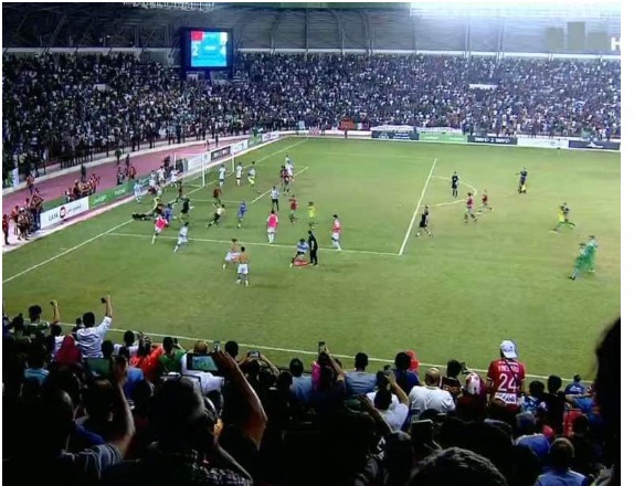الاتحاد العربي لكرة القدم يعاقب كلا من الجزائر والمغرب على خلفية الأحداث التي عرفها ملعب وهران !