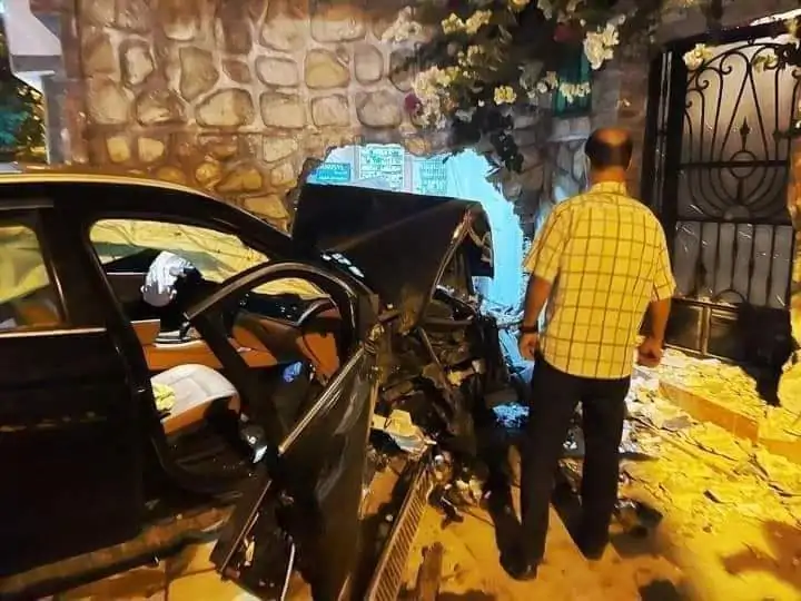 طنجة : سيارة مجنونة تقتحم صيدلية !