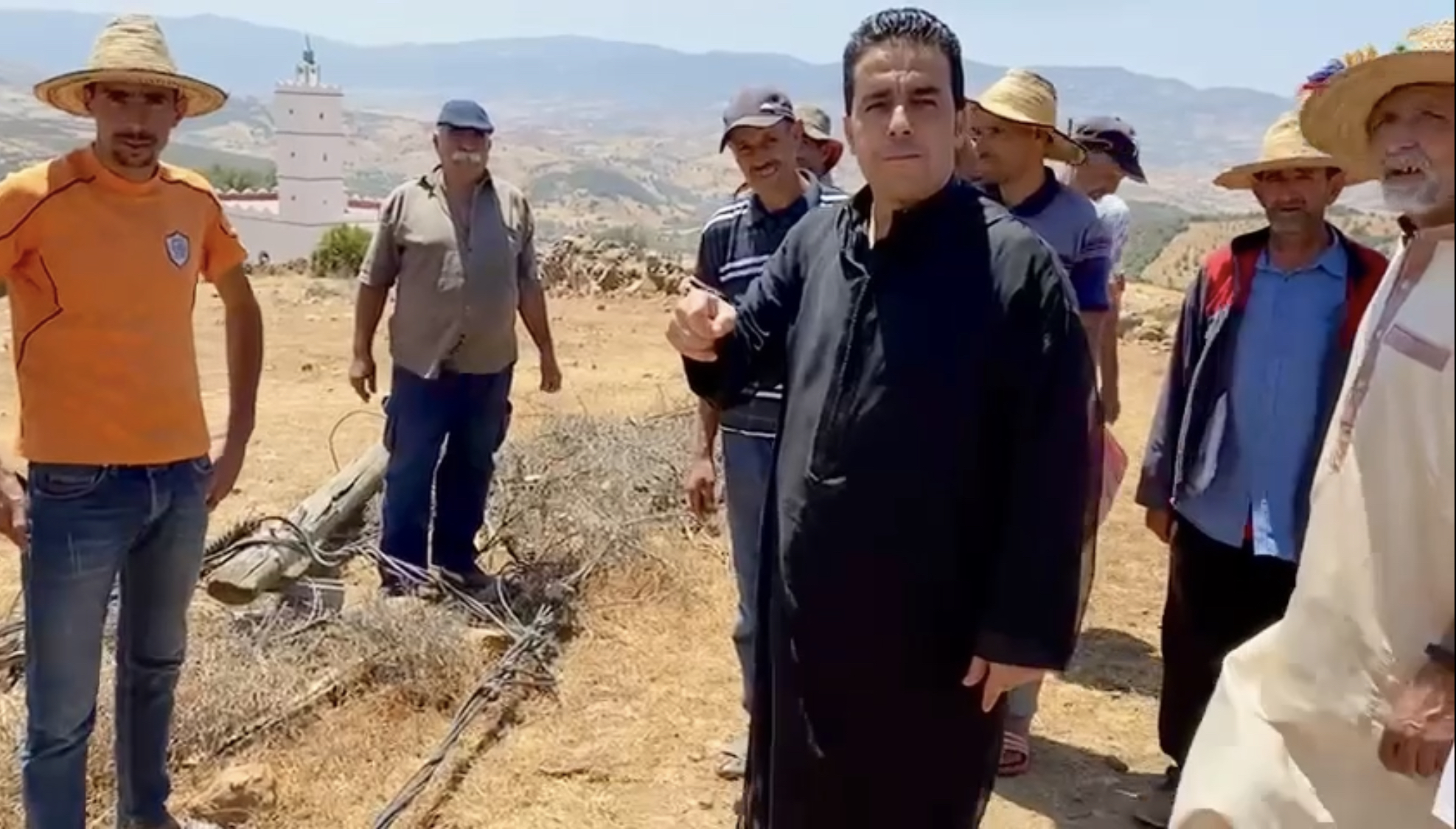  العرائش : رئيس جماعة  تزروت يراسل المدير العام للمكتب الوطني للكهرباء لرفع ضرر أعمدة الكهرباء المتهالكة ولا من جواب !