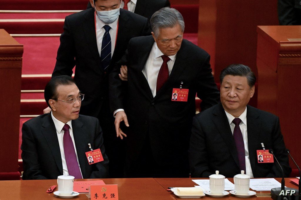 إخراج الرئيس الصيني السابق هوو جانيتاو من قاعة مؤتمر الحزب الشبوعي أمام الكاميرات ! 