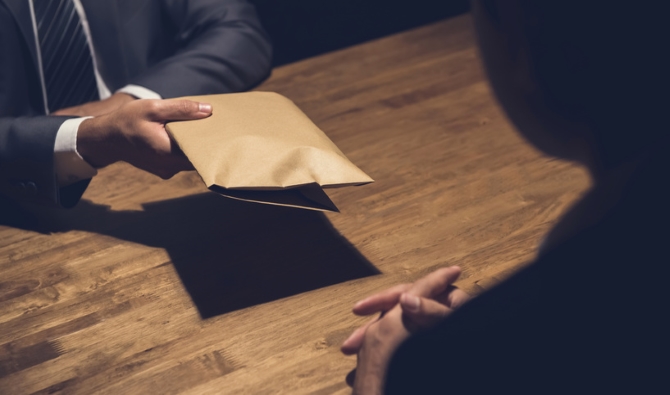 20 ألف درهم تطيح بأحد نواب الوكيل العام بطنجة !