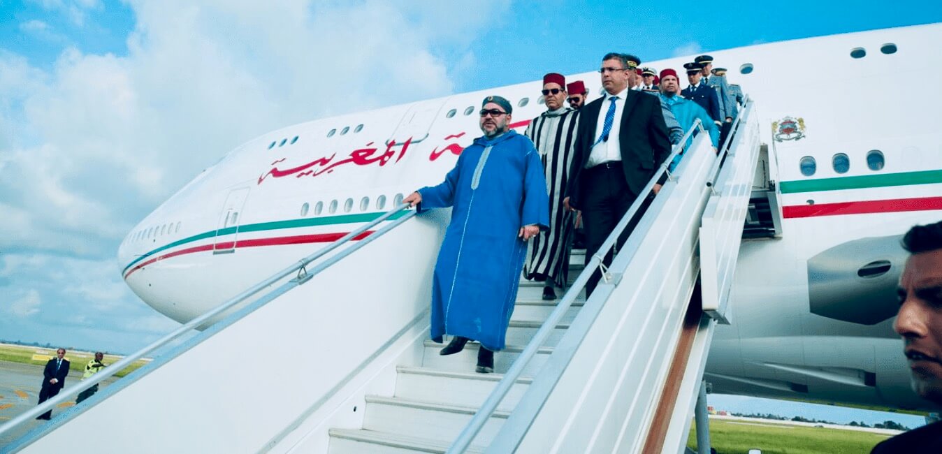 جون أفريك : الطائرة الملكية تحط بباريس !