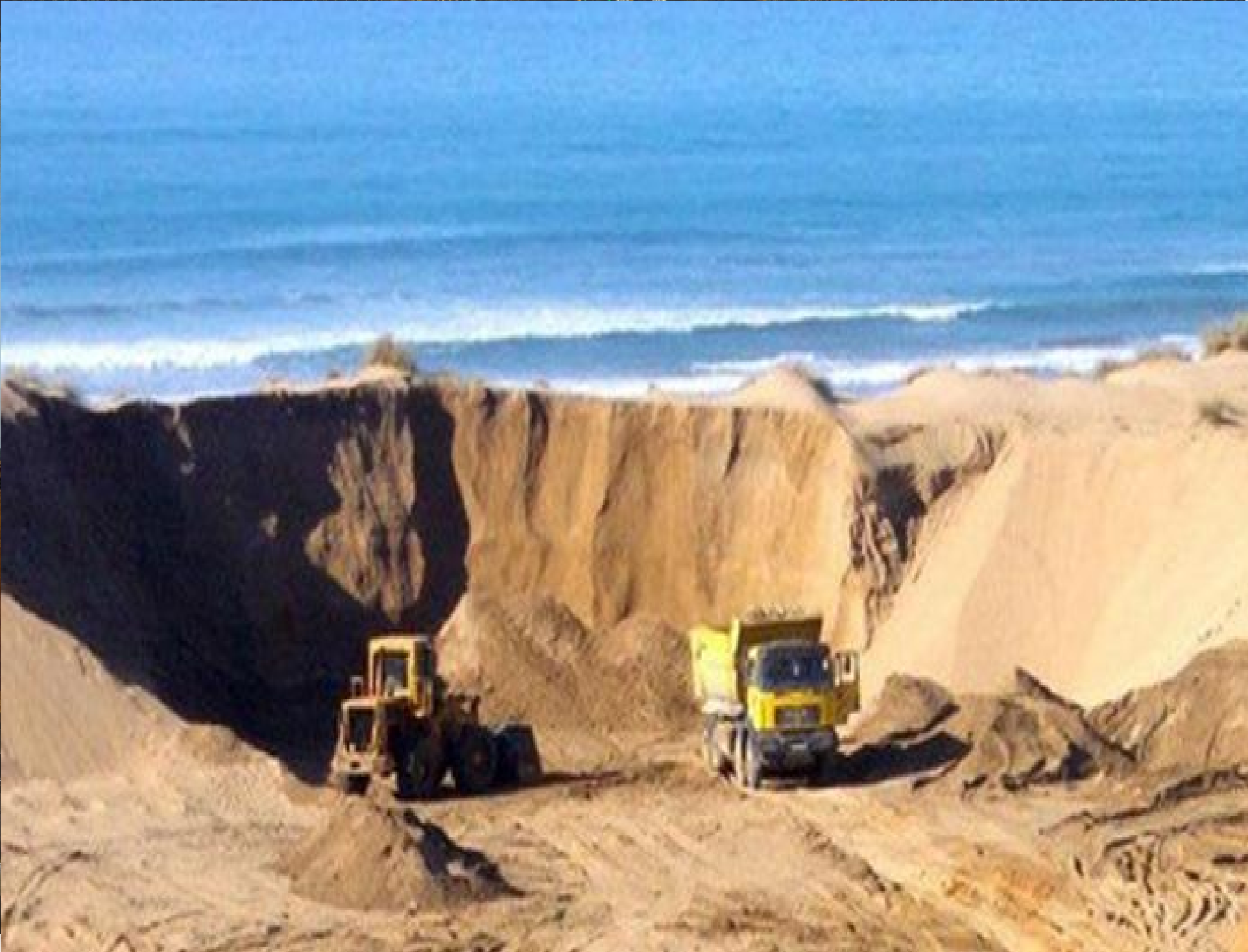 طنجة : متى يتوقف نزيف نهب وسرقة الرمال  ؟!
