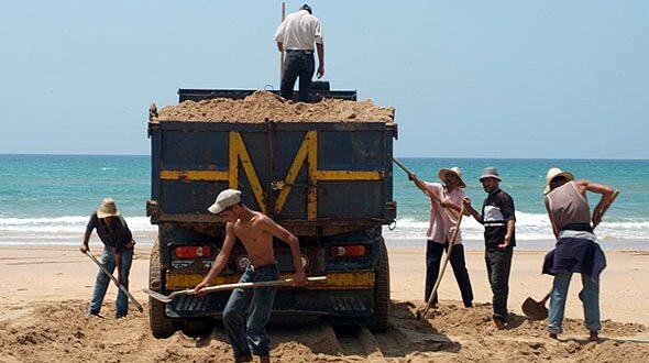 العرائش :  نزيف نهب الرمال من الشواطئ متواصل !؟