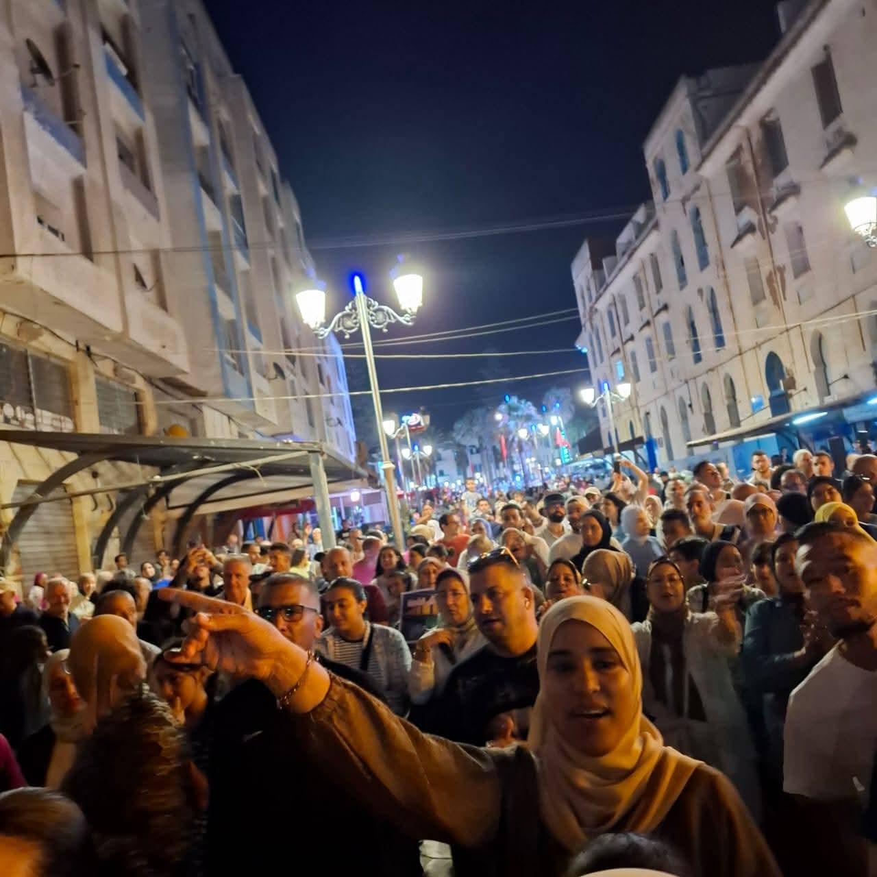 العرائش تخرج عن بكرة أبيها... وتصرخ: 