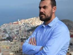 ناصر الزفزافي يغادر أسوار سجن طنجة لحضور جنازة والده  