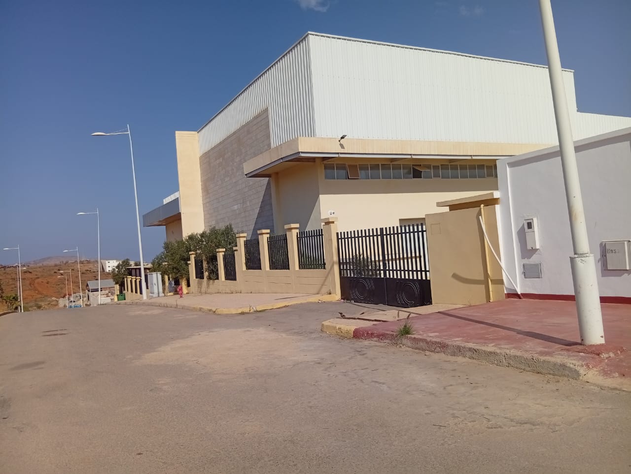 طرد ثلاثة عمال بمنصة اللوجستيك والبيع بأيت قمرة يثير جدلاً واسعا!