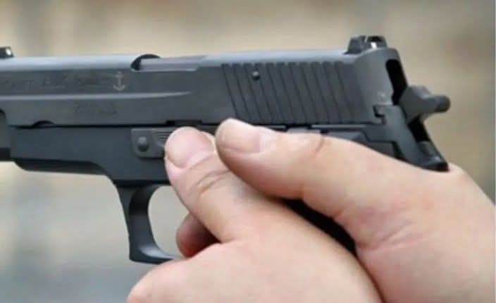 الدار البيضاء: شرطي يردي سيدة بسلاحه الوظيفي ثم يطلق النار على نفسه!