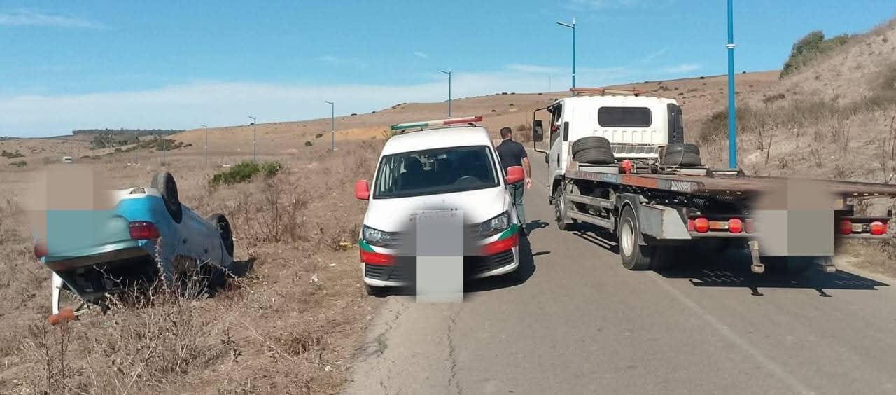 حادث انقلاب سيارة أجرة بطريق رأس الرمل وإصابة السائق بجروح متفاوتة الخطورة