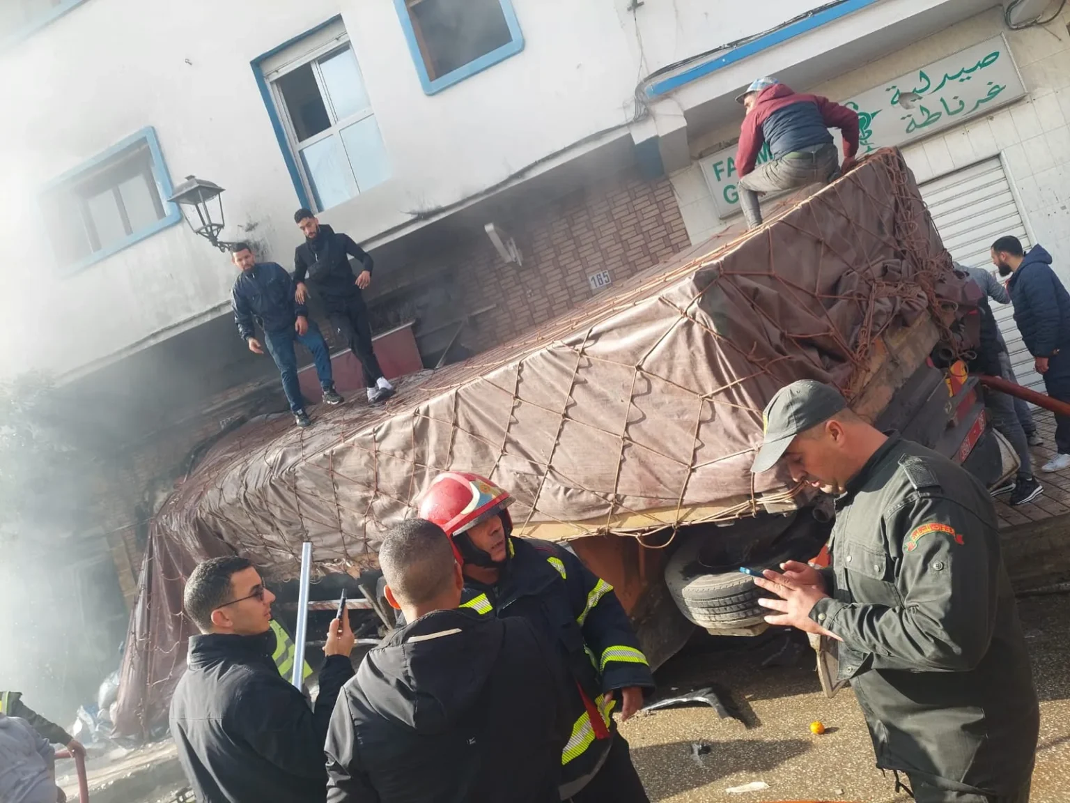  4 قتلى و8 مصابين في حادثة مروّعة بعد اصطدام شاحنة ببنايتين وسط الفنيدق