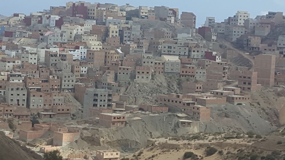 كارثة الحسيمة المُعلَن عنها: فساد التعمير يعرّض حياة المواطنين للخطر في صفقة بين السلطة والمافيا