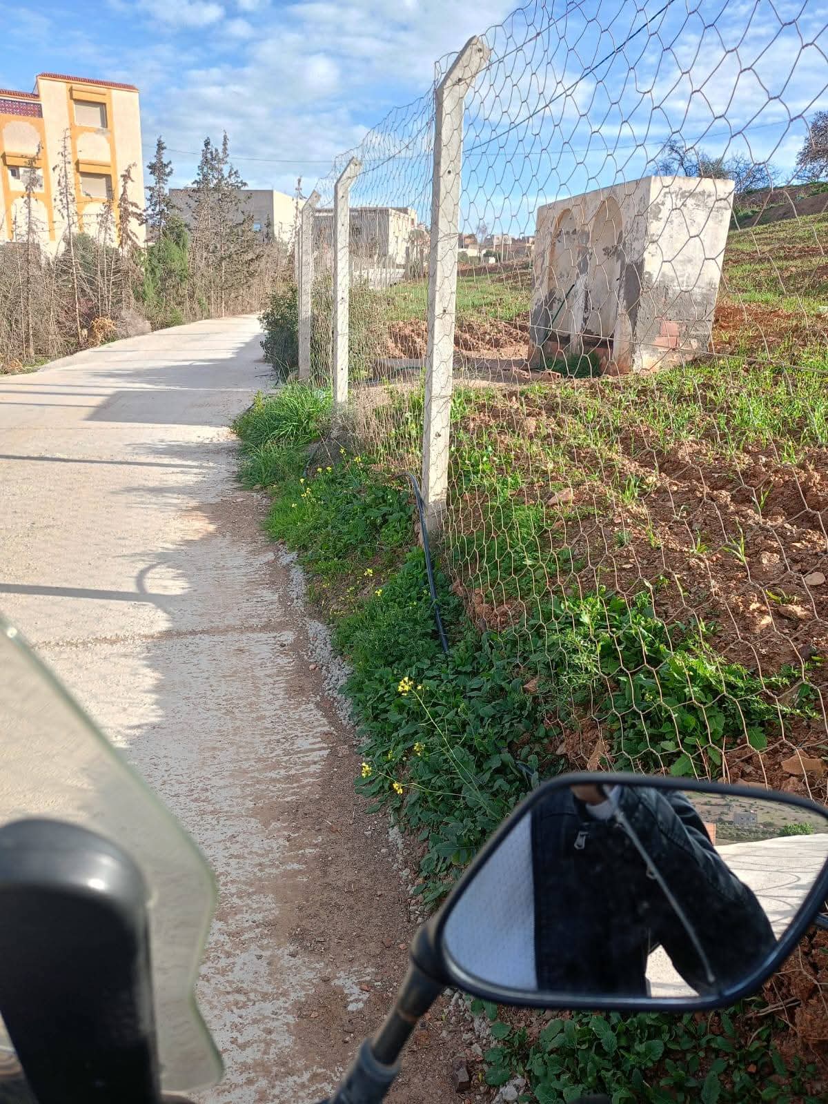 جماعة لوطا… تصرف فردي يعرقل مشروعاً طرقياً والساكنة تناشد عامل الإقليم للتدخل