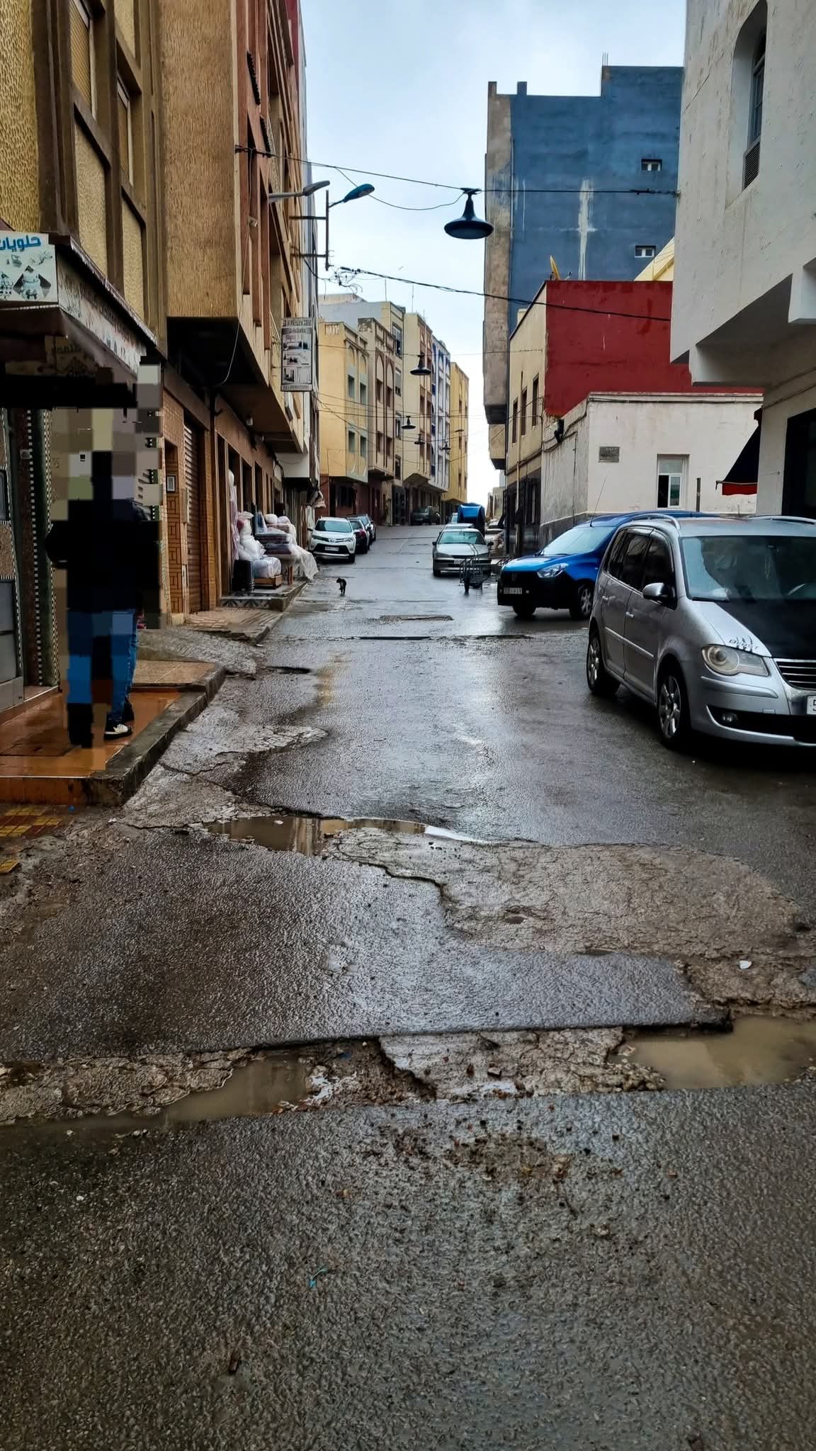 الحسيمة تحت رحمة الحفر… بنية تحتية مهترئة تثير تساؤلات حول نجاعة التدبير المحلي!