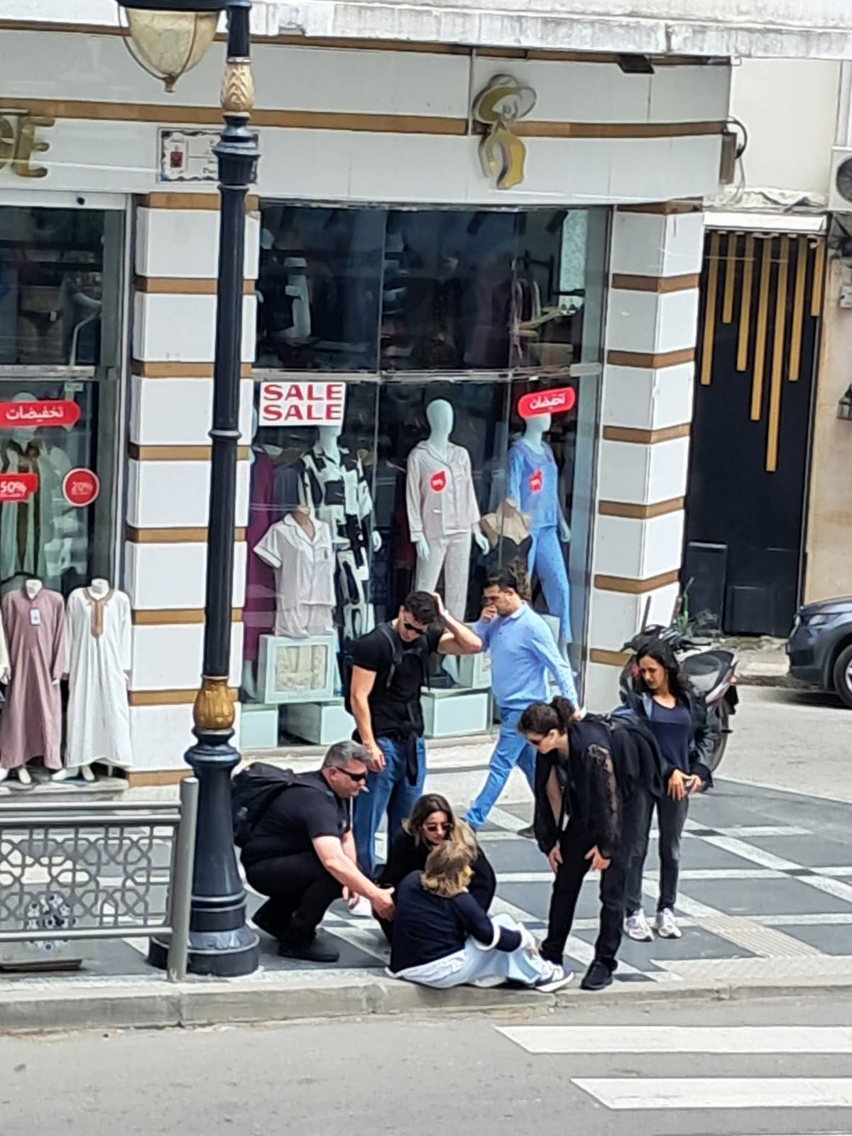 انزلاق سائحة أجنبية في شوارع طنجة يتسبب بها في إصابة جزئية بالمعصم..