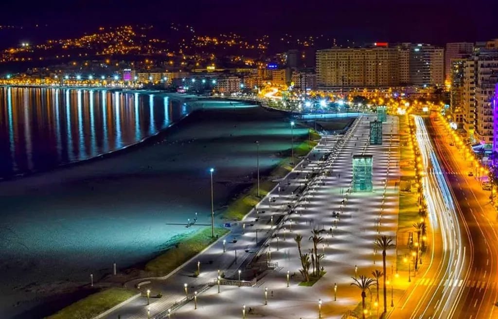 فوضى السمسرة السياحية بكورنيش طنجة… أرباب فنادق يشتكون من “مرشد” يوجه الزوار نحو الشقق المفروشة!