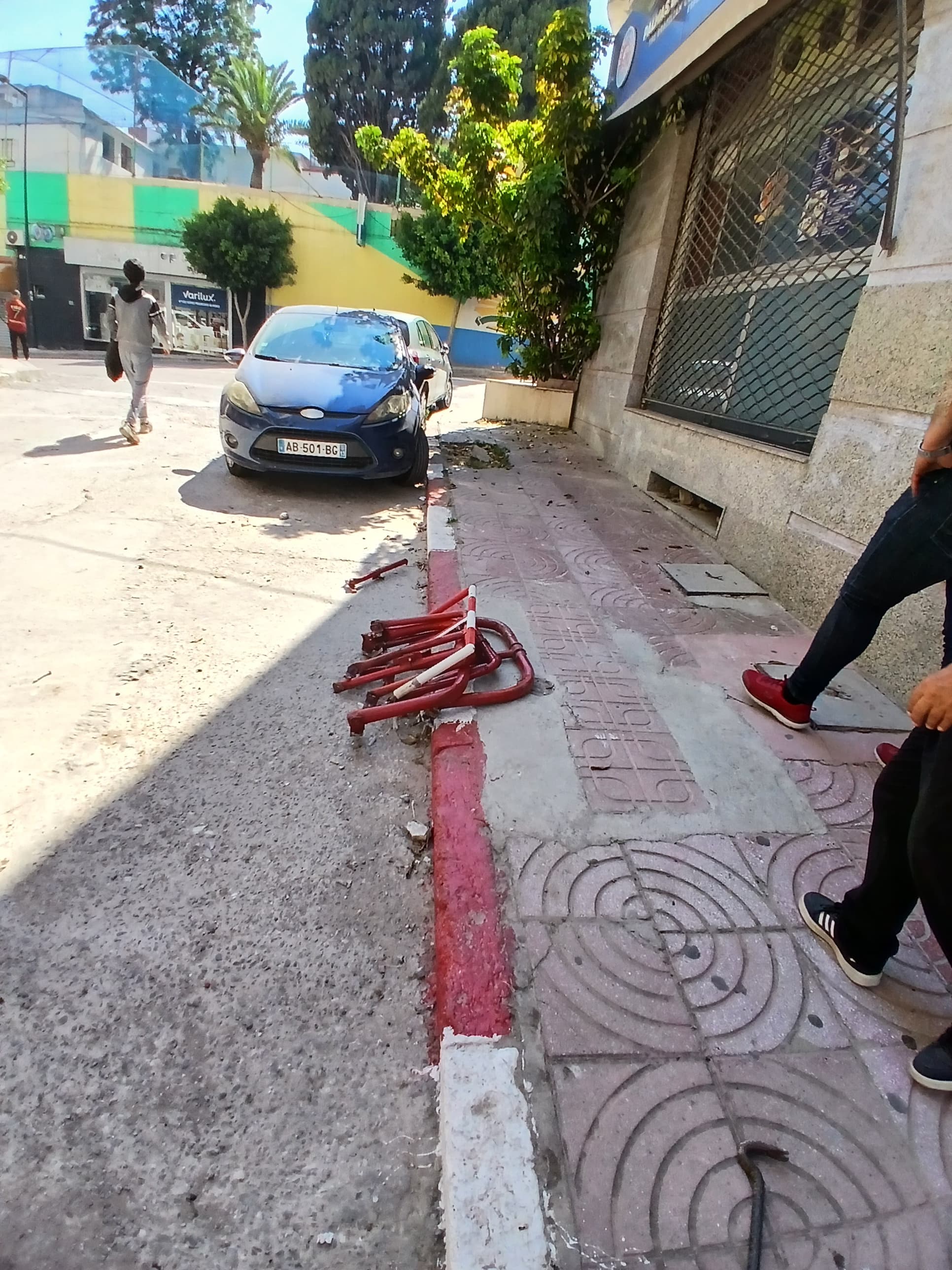 طنجة: تدخل السلطة المحلية بالمقاطعة الرابعة يضع حدا للعبث الذي كان يعرفه ممر قبالة مدرسة المستقبل الخاصة!