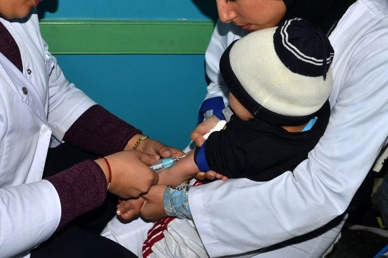 الدفتيريا تعود من حيث لا يُنتظر.. أطباء يحذرون: الجرعات التذكيرية هي الحلقة المفقودة